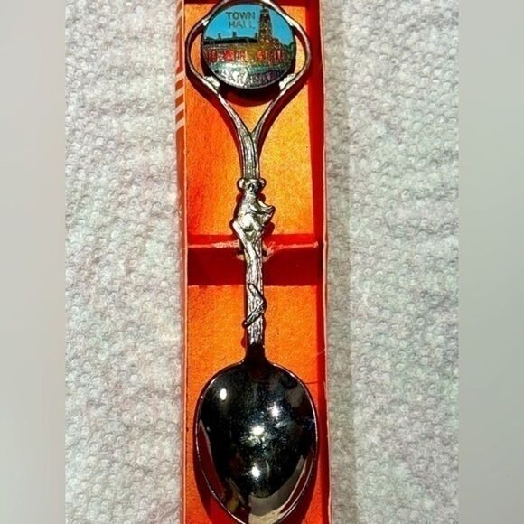 Swann and Hudson Peninsula Plate Souvenir Spoon - Australia -Town Hall - Picture 1 of 7